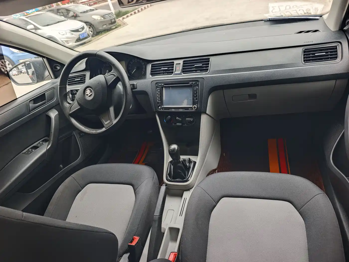 Škoda Rapid 2015 1.6L Manual Joy Selection фото 7