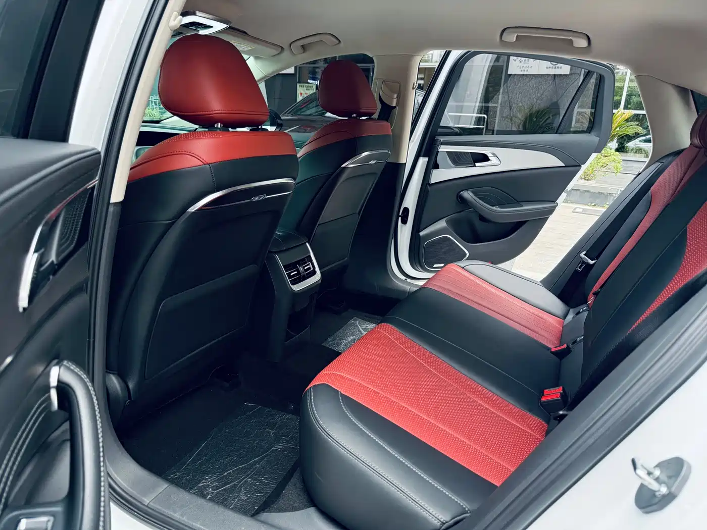 Hongqi H5 2024 1.5T DCT Smart Connect Flag Joy Edition фото 11