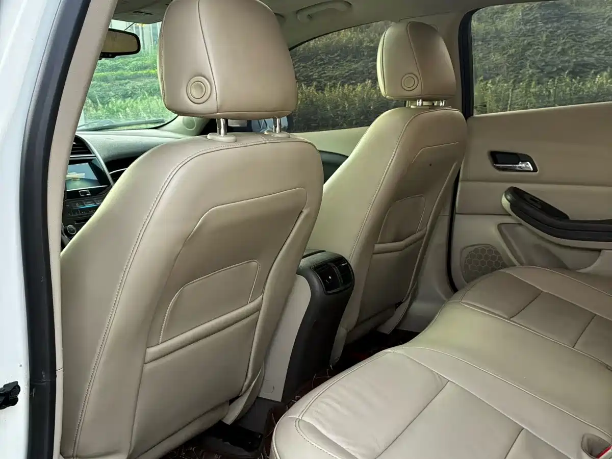 Photo 6 - Chevrolet Malibu