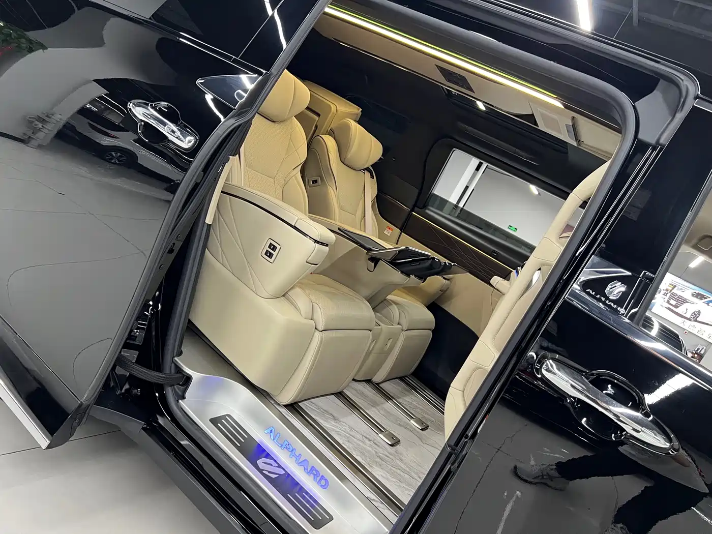 Toyota Alphard 2025 2024 Hybrid 2.5L Ultimate Enjoyment Edition