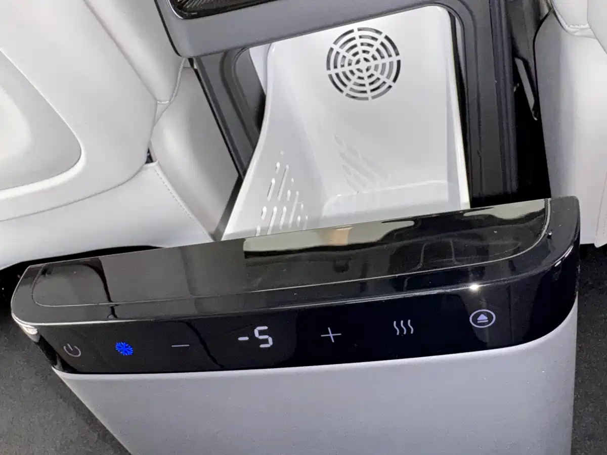 Voyah Auto Voyah Dreamer 2025 PHEV AWD Flagship Qian Kun Edition фото 18