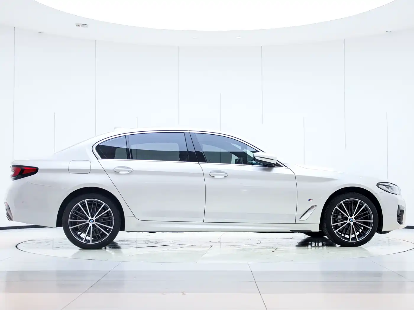 BMW 5 Series 2023 530Li Leading M Sport Package фото 8