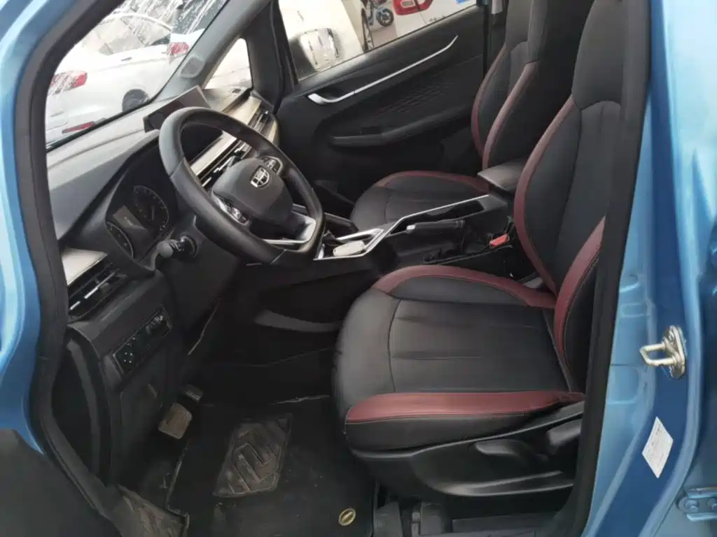 Фото 15 - Geely Vision X3