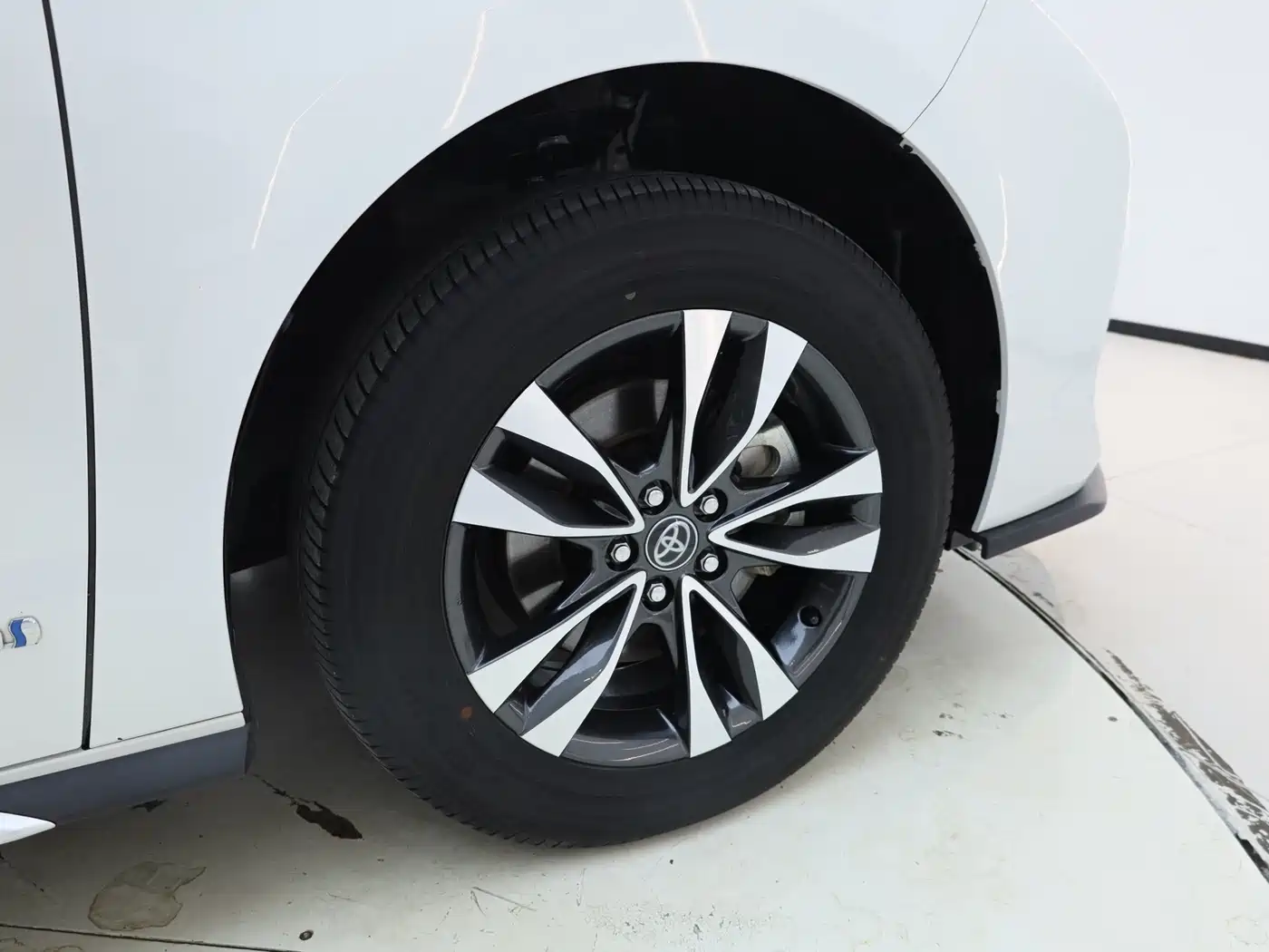Toyota Granvia 2023 2.5L Hybrid Luxury Edition фото 12