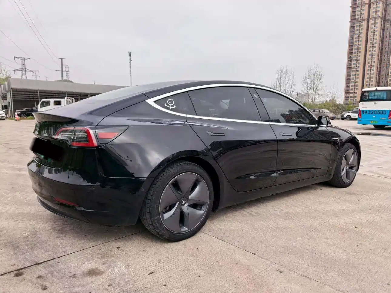 TESLA MODEL 3