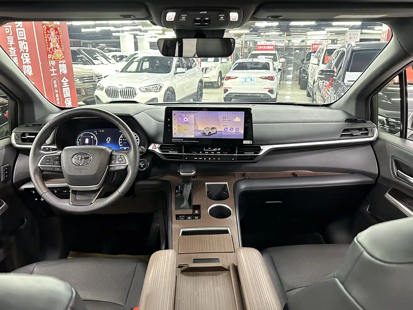 Toyota Granvia 2024 2.5L Hybrid Premium PLUS 4WD Edition фото 21