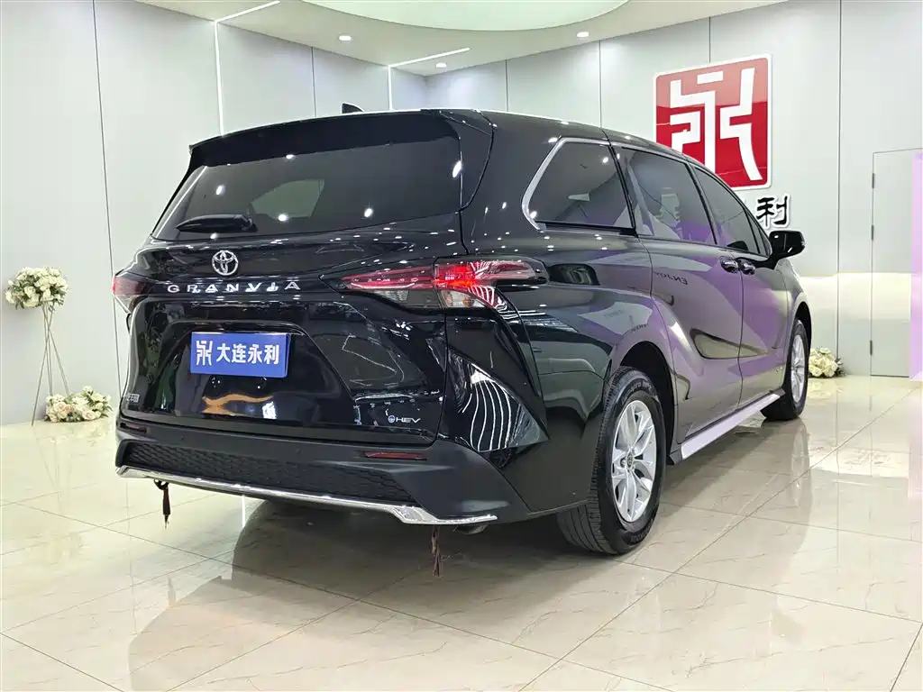 Toyota Granvia 2024 2.5L Hybrid Comfort фото 6