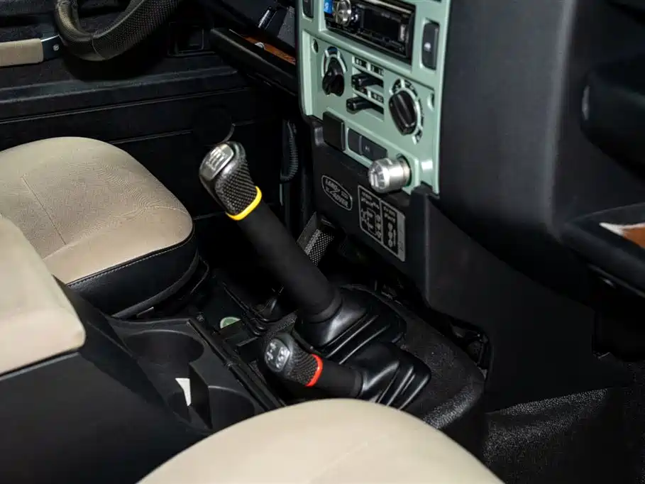 Land Rover Defender фото 13