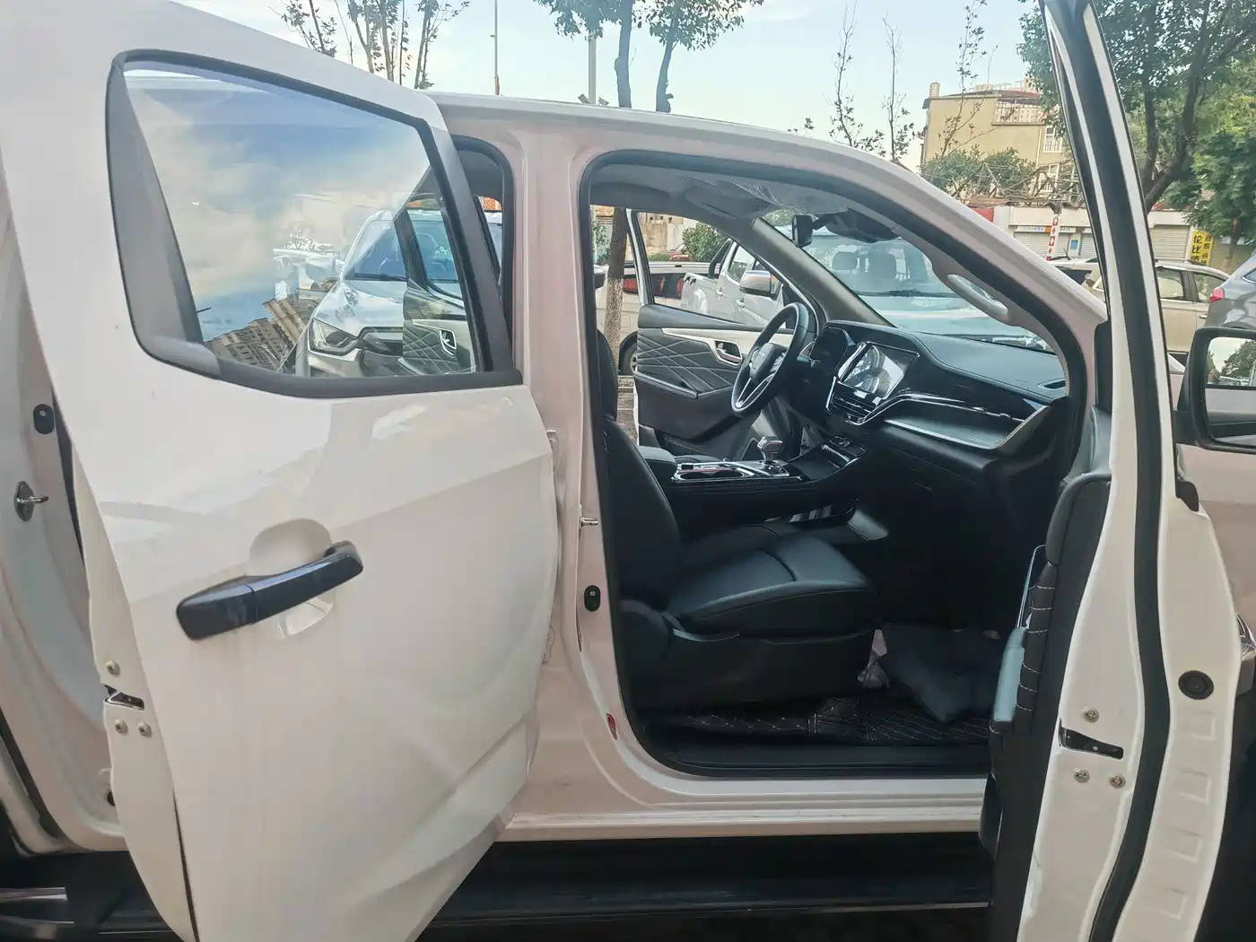 Isuzu D-MAX 2026 2023 1.9T Automatic 4WD V-CROSS Comfort Leader