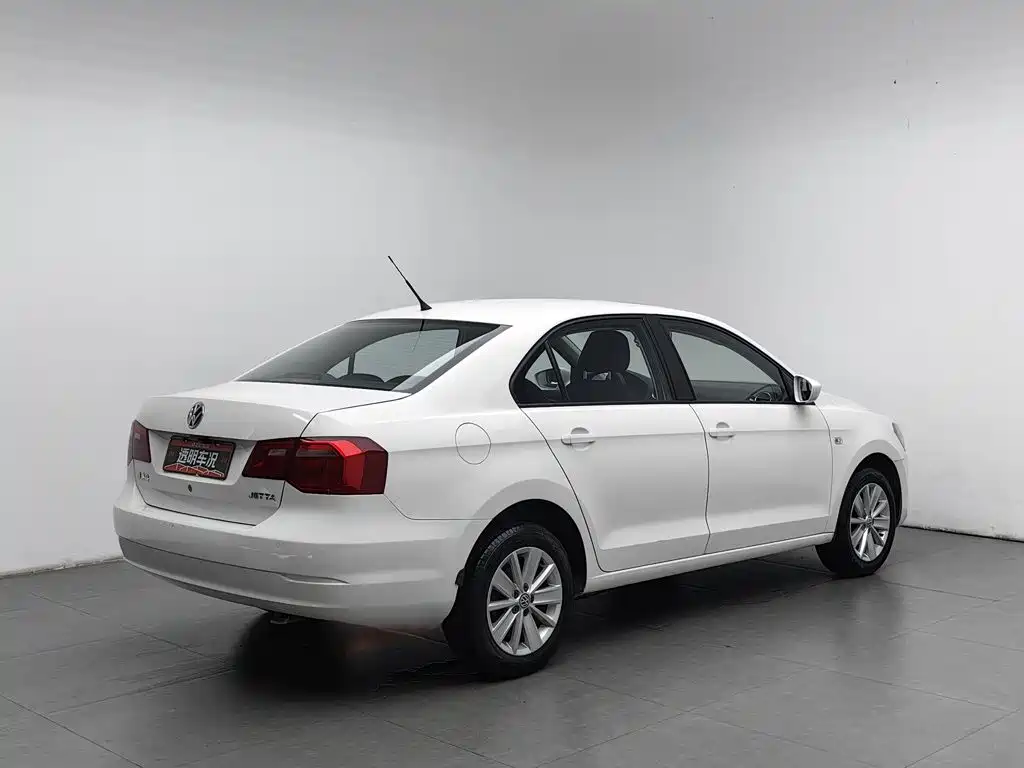 Photo 2 - Volkswagen Jetta