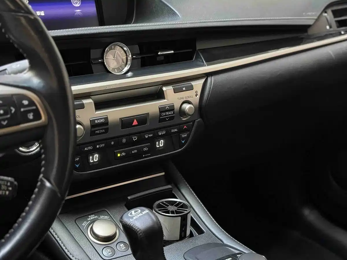 Фото 11 - Lexus ES
