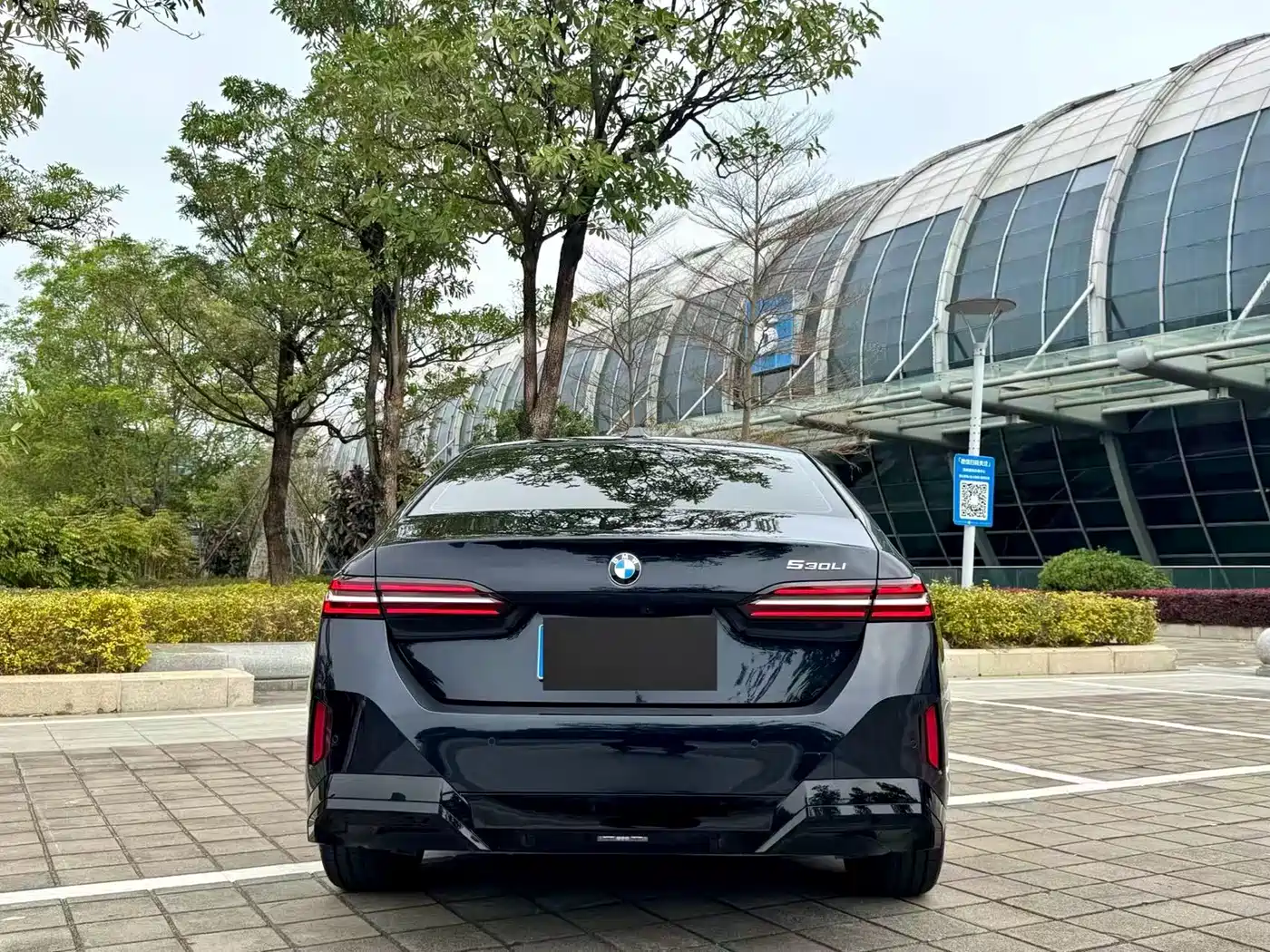 BMW 5 Series 2025 530Li Leading M Sport Package фото 9