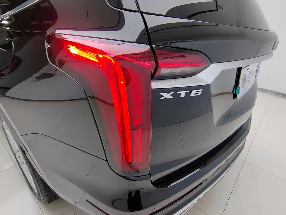 CADILLAC XT6