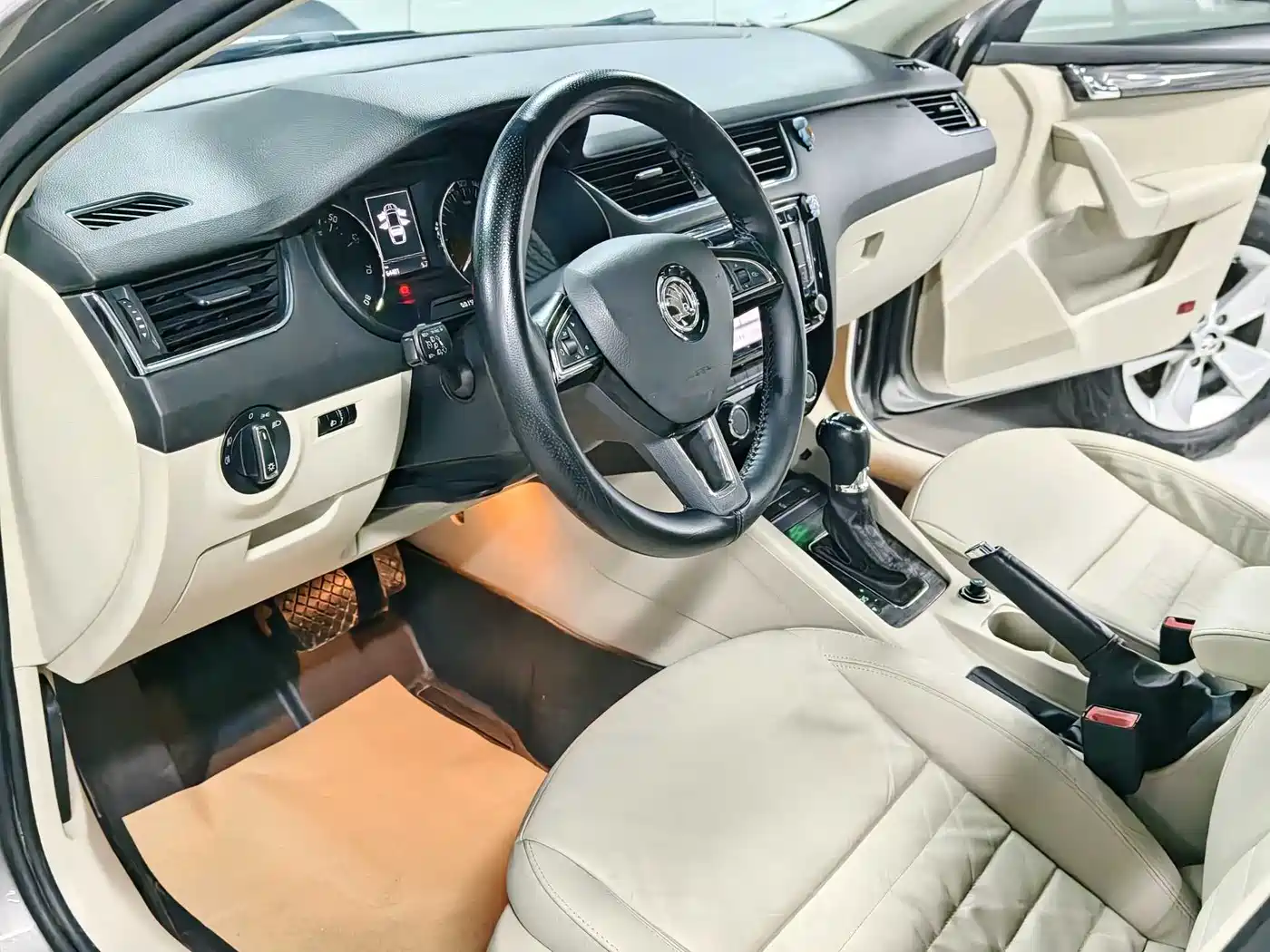Škoda Octavia 2016 1.6L Automatic Smart Edition фото 14