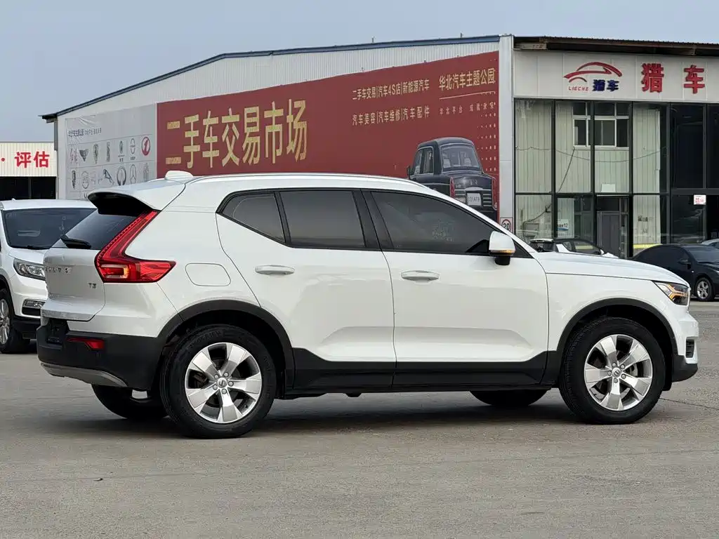 Фото 2 - Volvo XC40