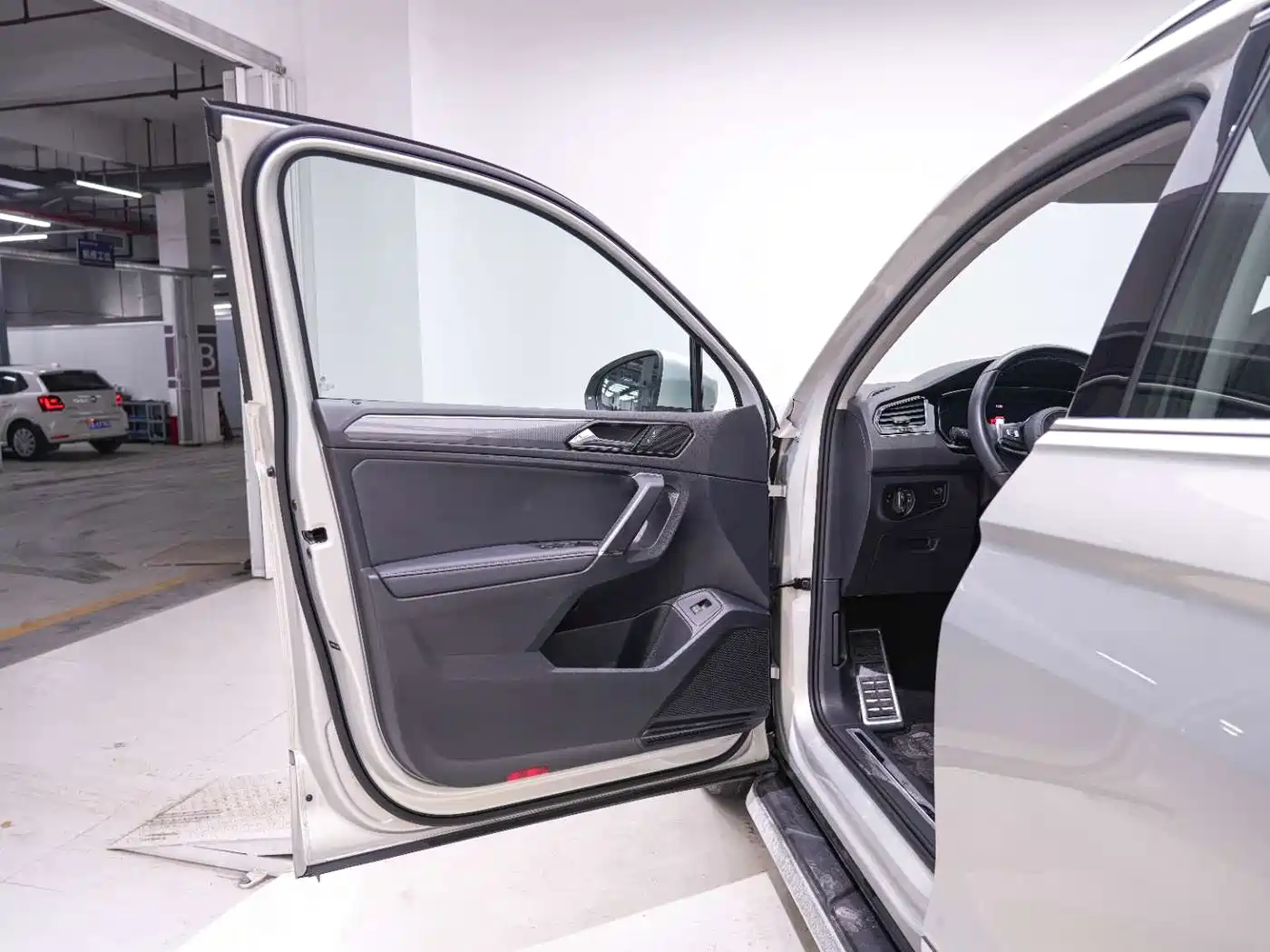 Volkswagen Tiguan L 2021 330TSI Automatic 2WD R-Line Premium фото 13