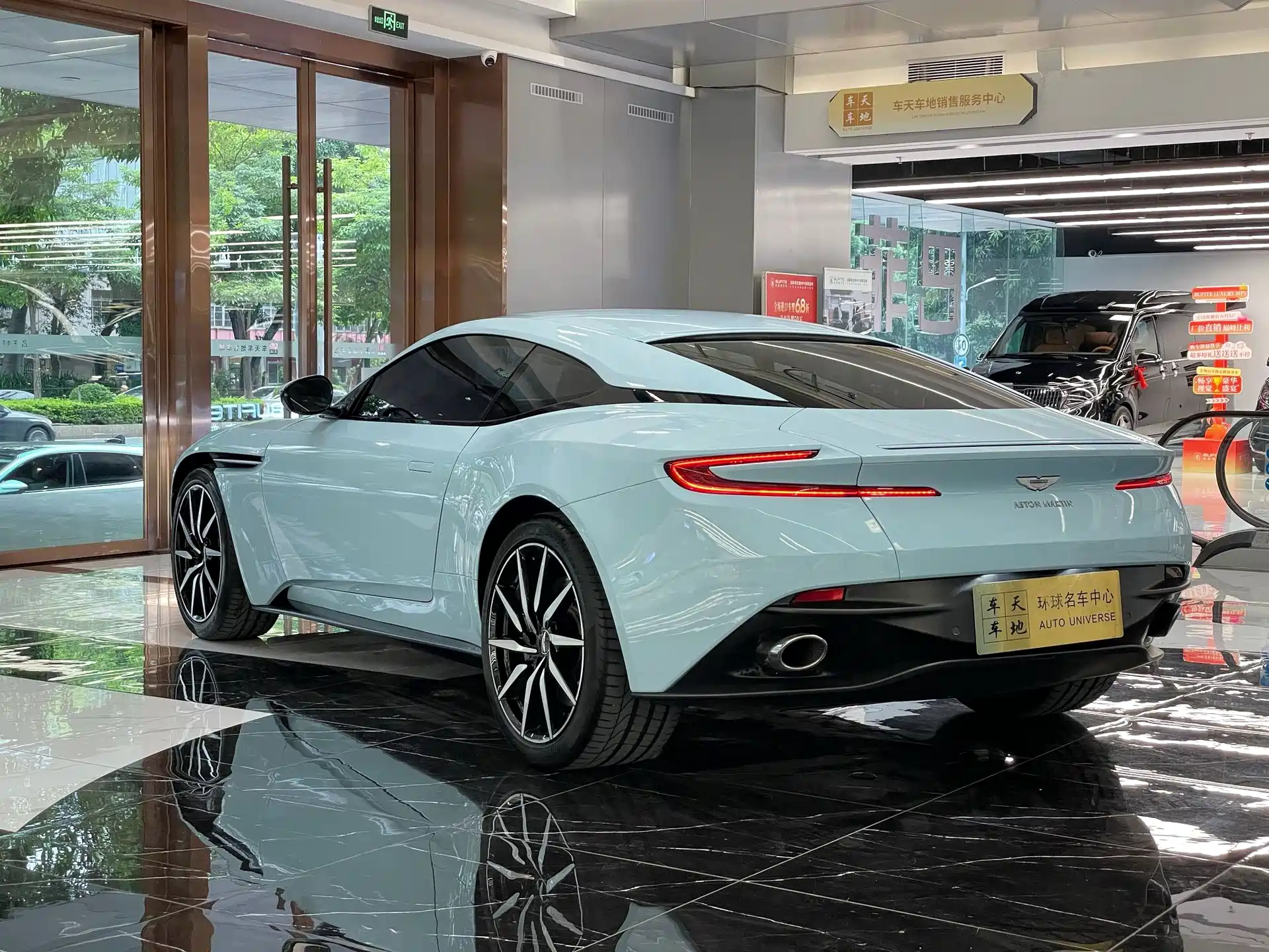Фото 17 - Aston Martin DB11