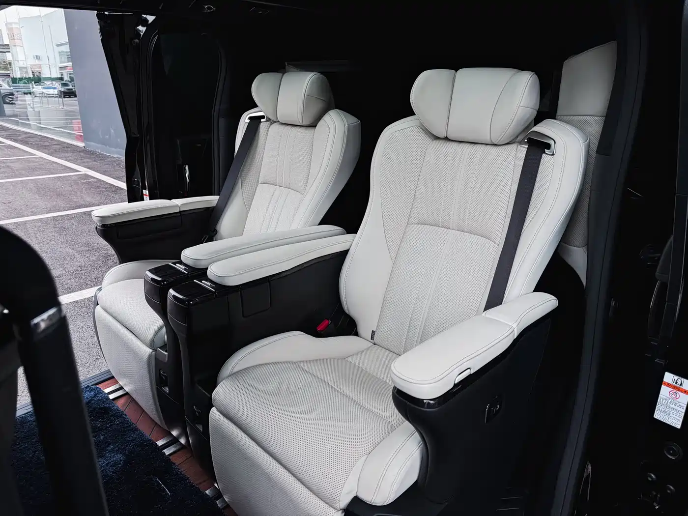 Lexus LM 2020 300h Seven-Seater Elegance Edition фото 13