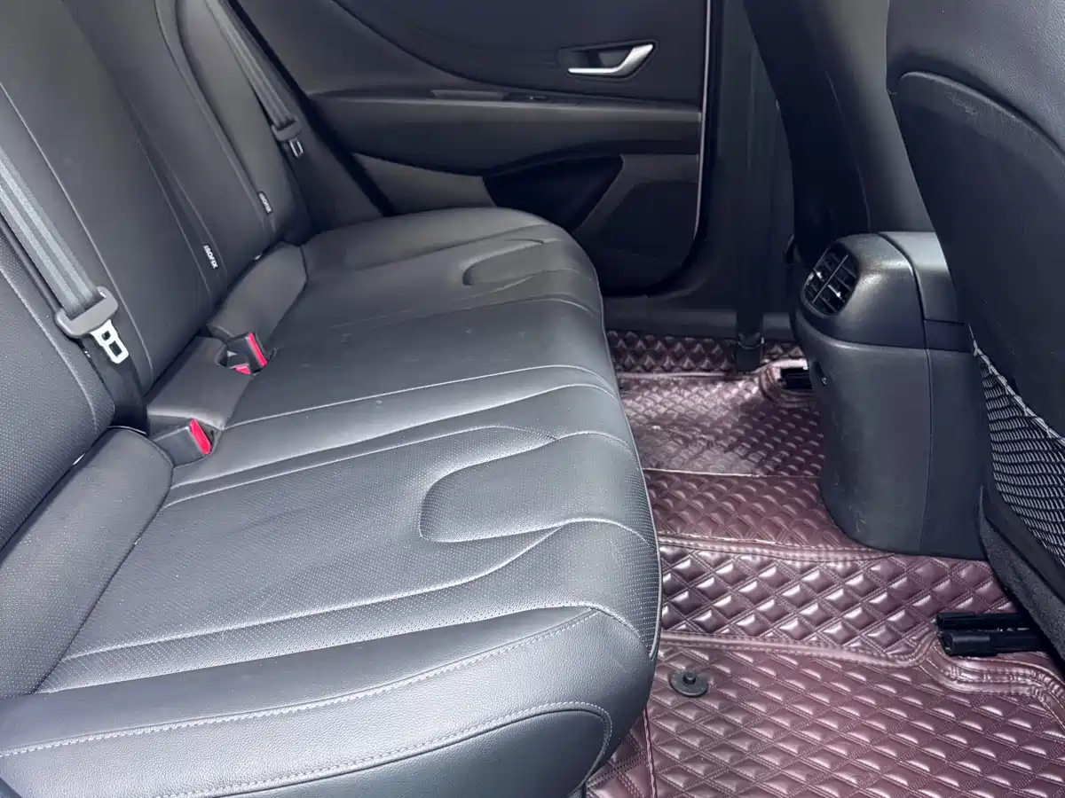 Hyundai Elantra 2022 1.5L CVT LUX Premium Edition фото 20
