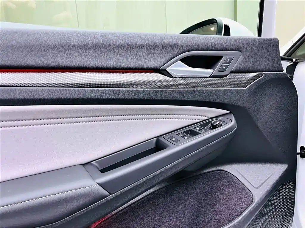 Volkswagen Golf 2025 Facelift 300TSI R-Line фото 11