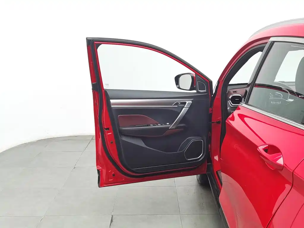 Фото 8 - Geely Binyue