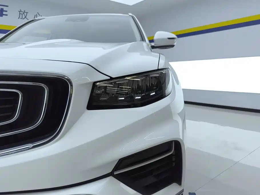 Photo 5 - Geely Atlas
