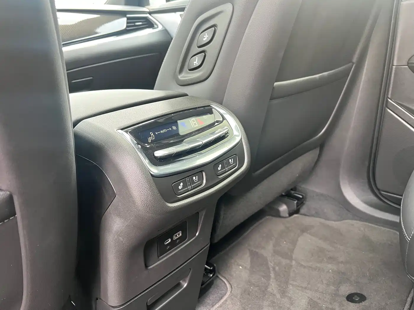 Cadillac XT6 2025 2.0T 6-Seater AWD Executive Black Label Edition фото 13