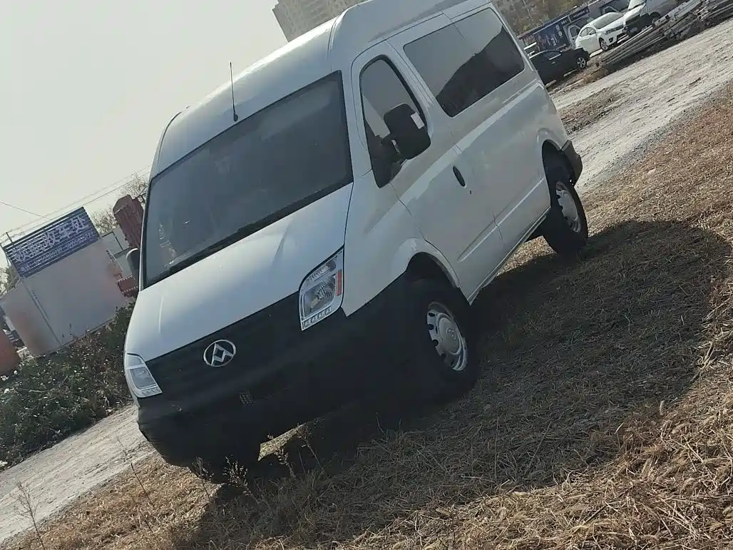 SAIC Maxus Xintu V80 2015 2.5T Manual Proud Transporter Edition Short Wheelbase Medium Roof