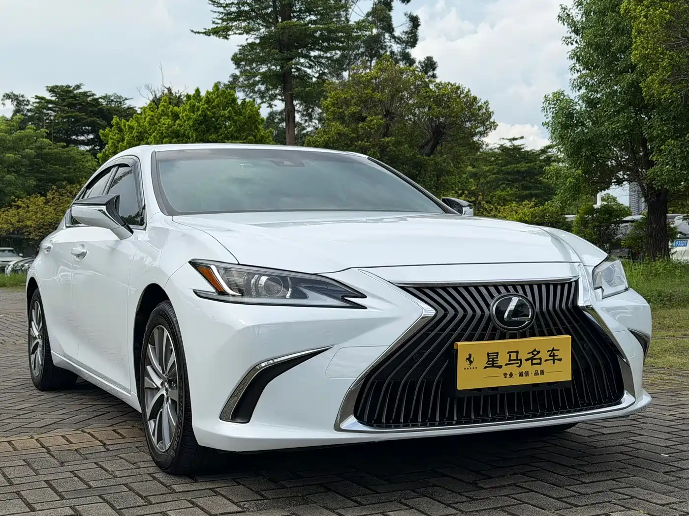 Фото 3 - Lexus ES