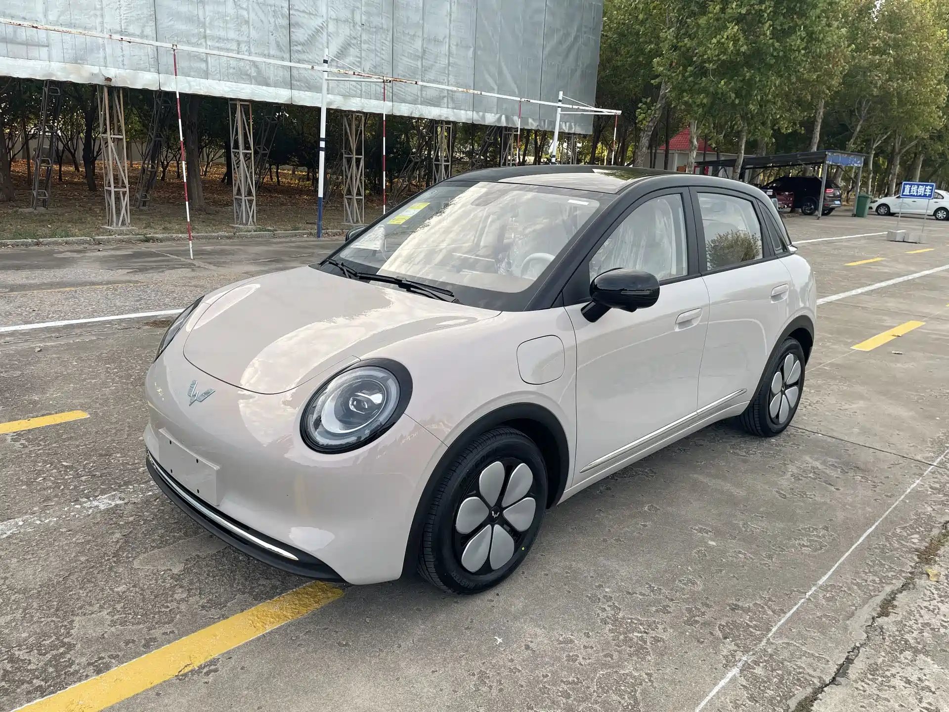 Photo 1 - Wuling Motors Binguo Pro