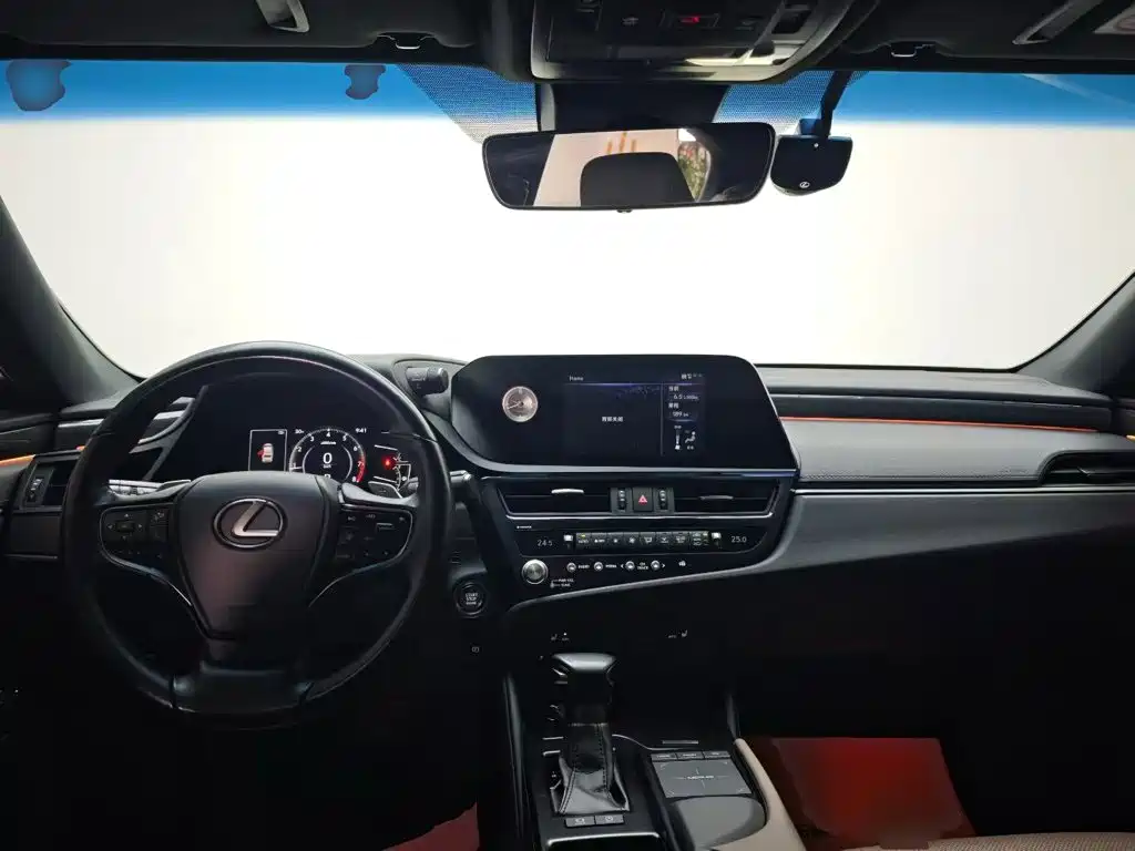 Фото 10 - Lexus ES
