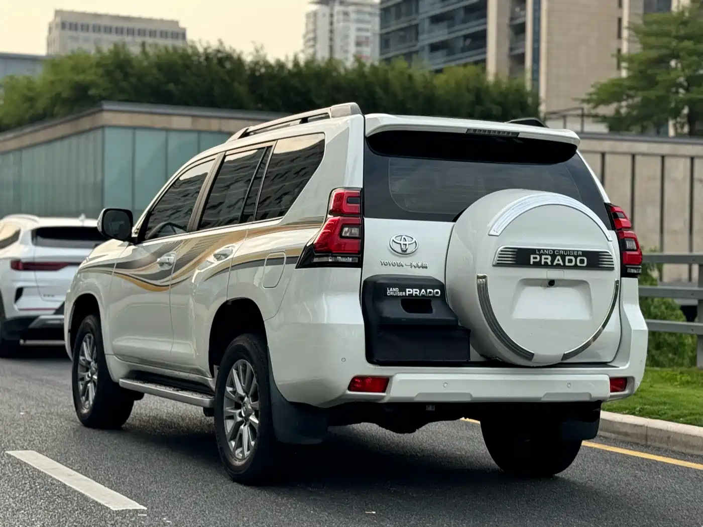 Toyota Prado 2018 3.5L Automatic TX-L Rear-mounted Spare Tire фото 6