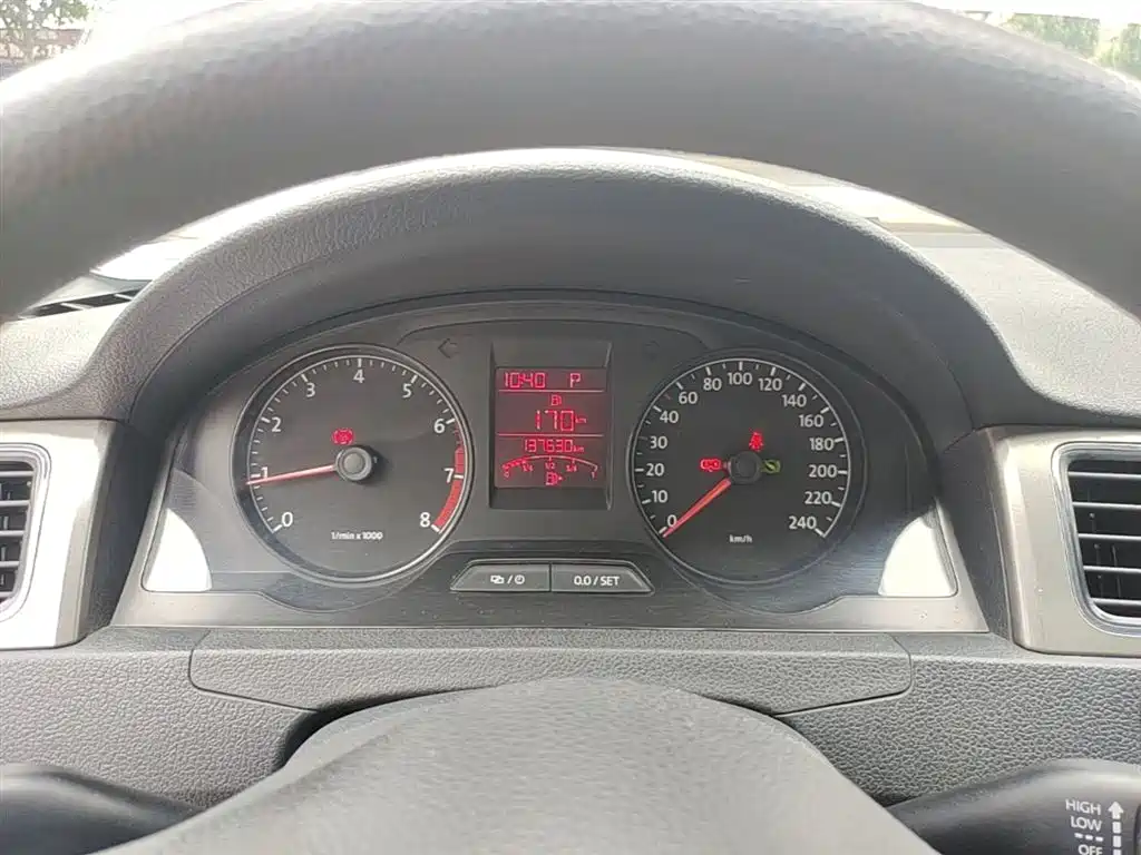 Volkswagen Santana 2015 1.6L Automatic Comfort Edition фото 12