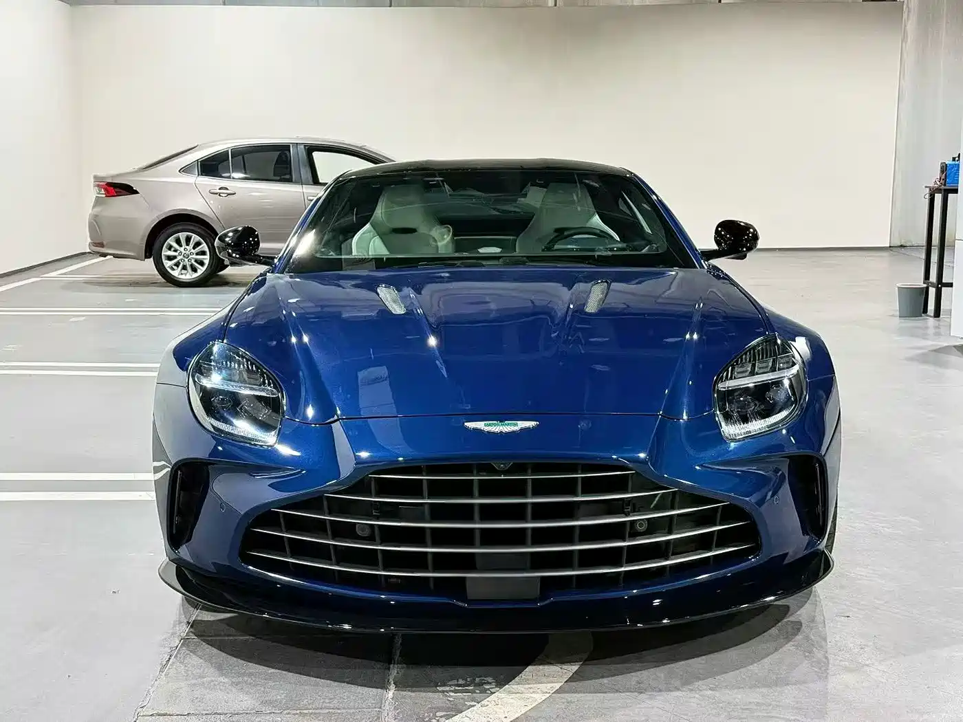 Aston Martin V8 Vantage 2024 4.0T V8 Coupe фото 3