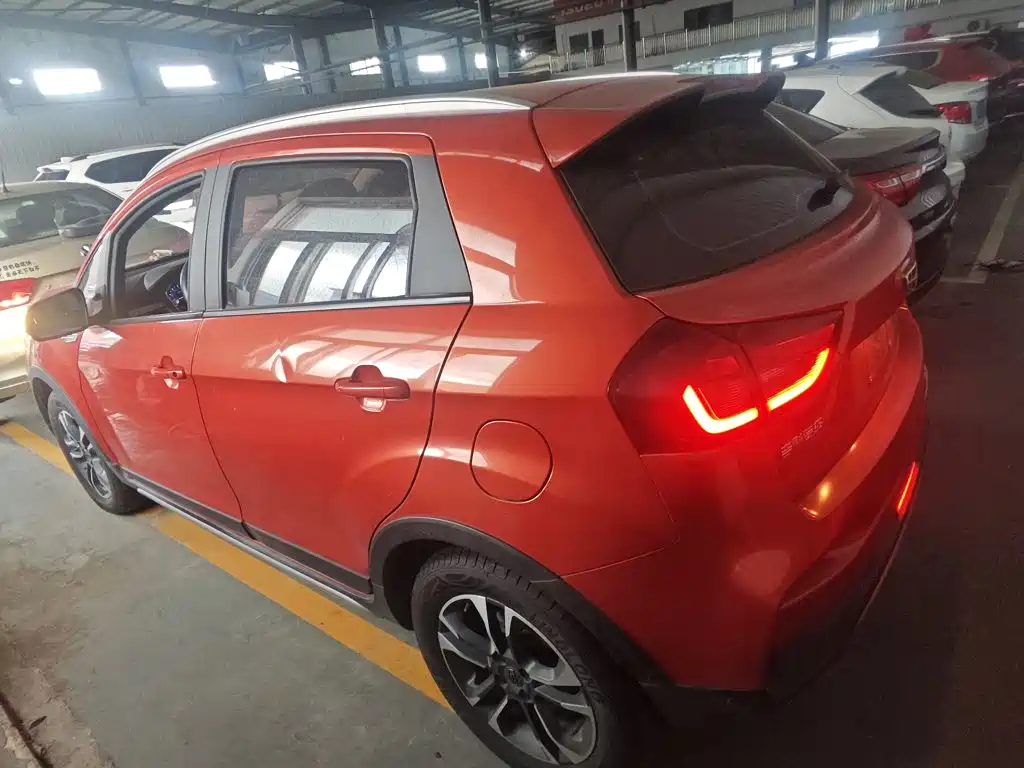 Фото 5 - Geely Vision X3