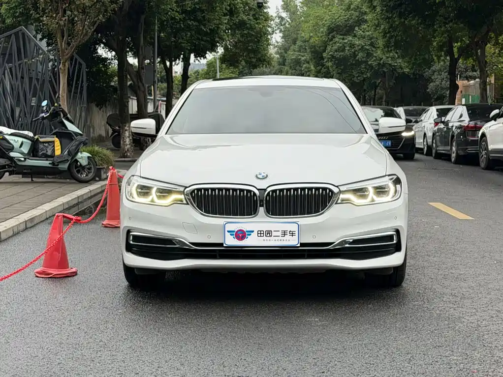 Photo 2 - BMW 5 Series
