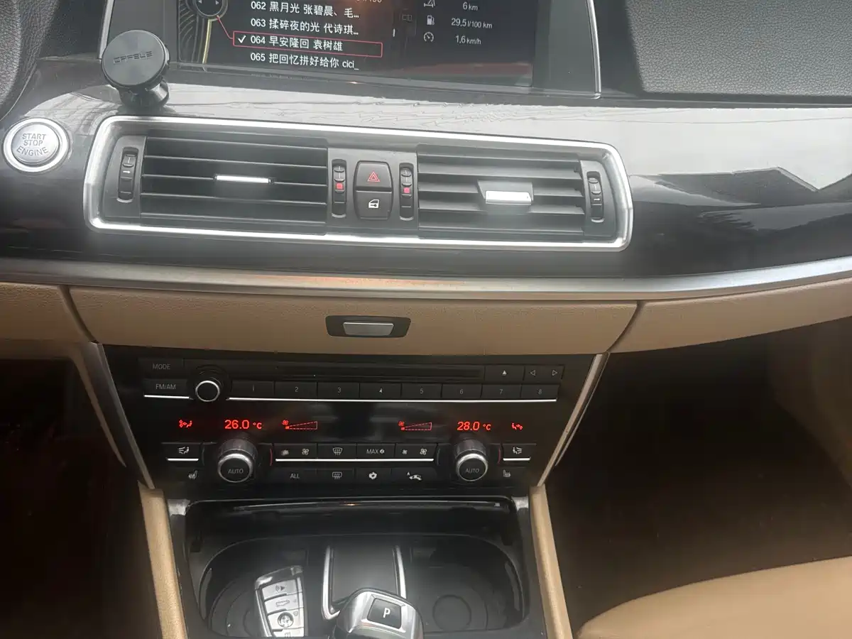 BMW 5 Series GT 2011 535i Elegance фото 21