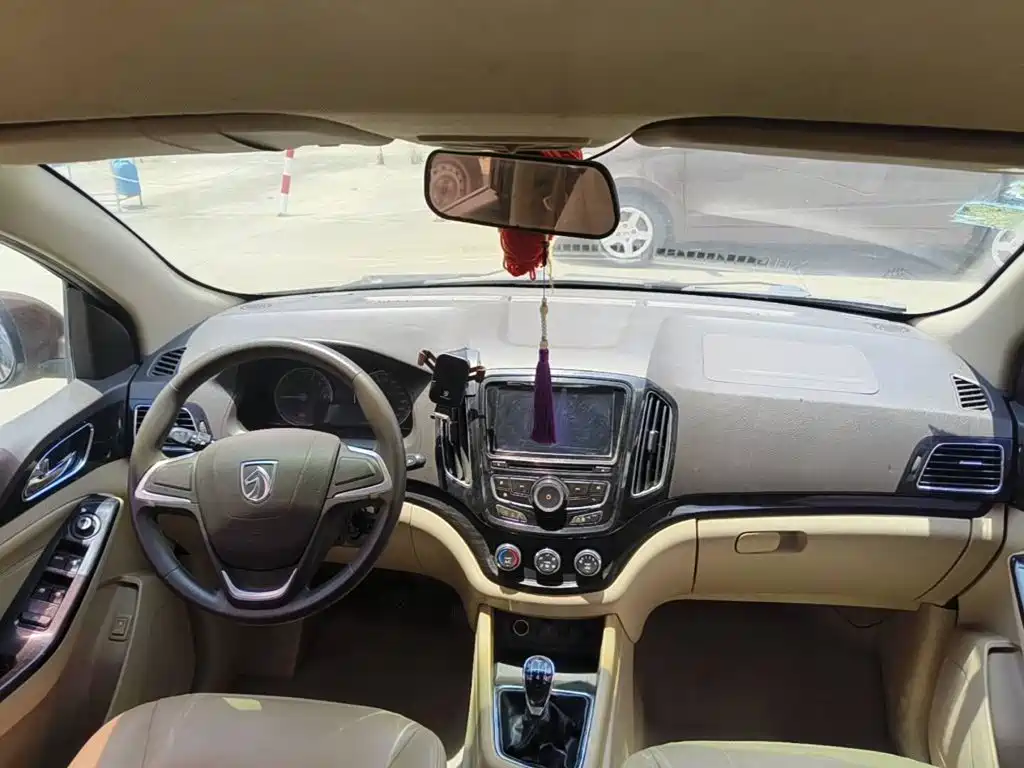 Baojun 730 2015 2014 1.5L Manual Comfort 7-seater