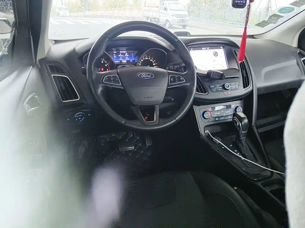 Фото 12 - Ford Focus
