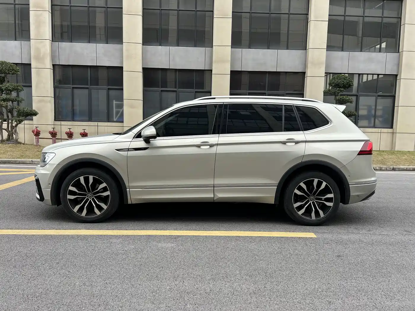 Volkswagen Tiguan L 2021 330TSI Automatic 2WD R-Line Premium фото 14