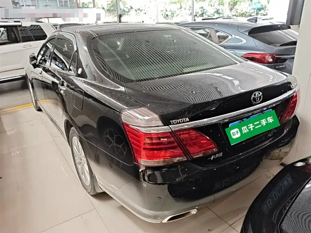 Toyota Crown 2012 2.5L Royal Leather Edition фото 5
