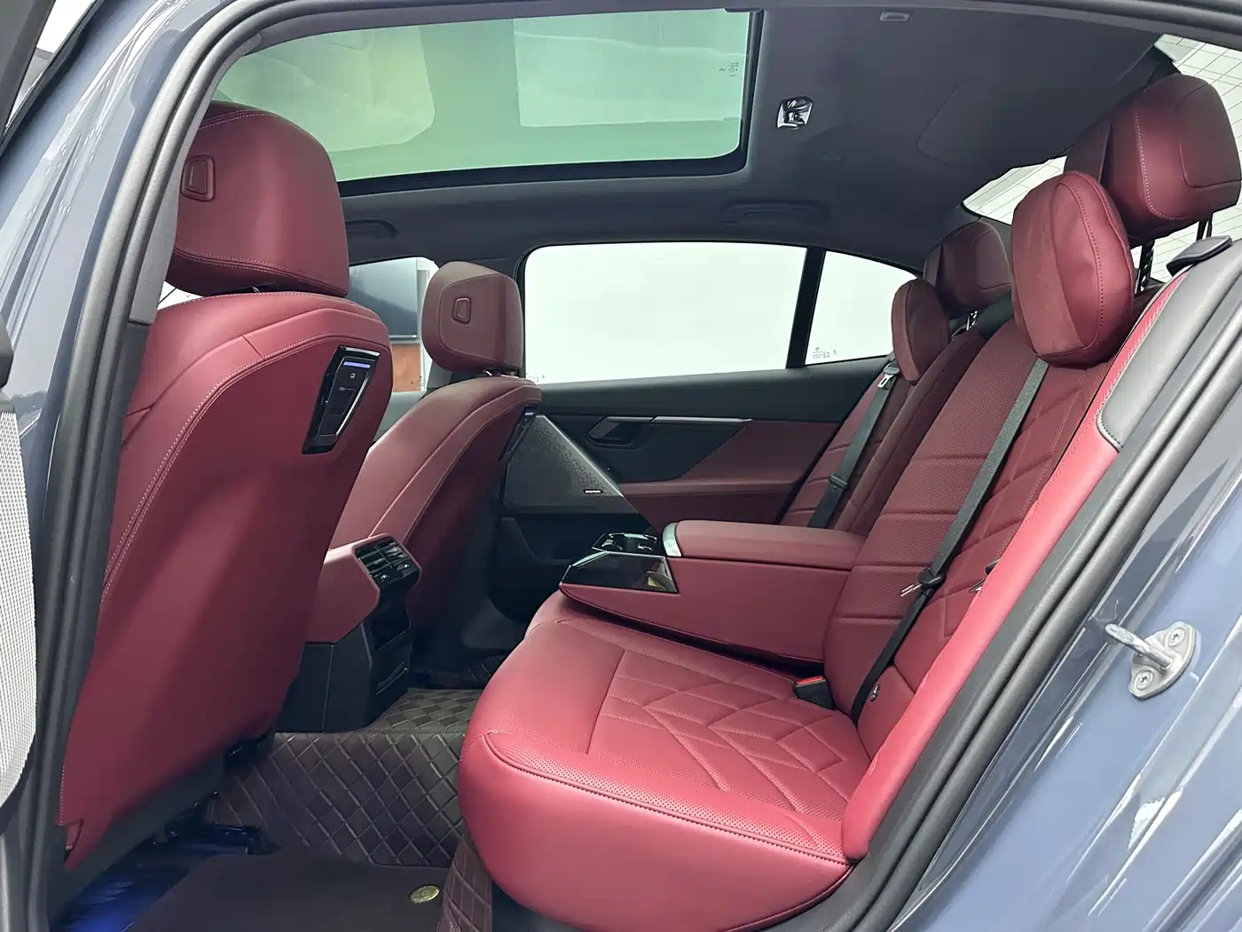 BMW 5 Series 2024 530Li Leading M Sport Package фото 11