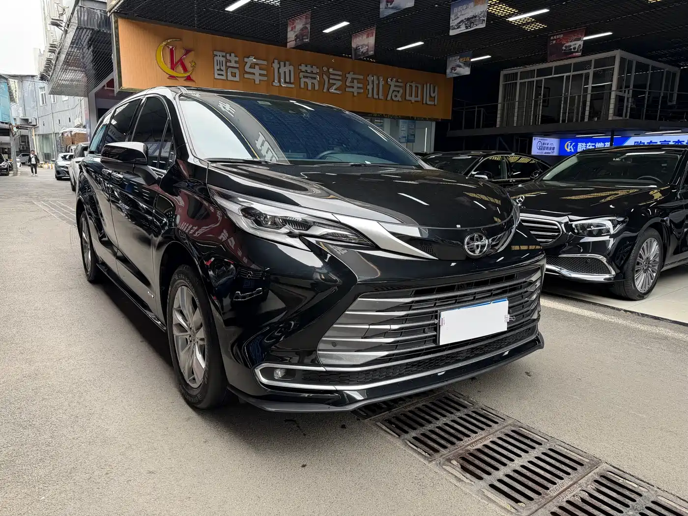 Toyota Sienna 2024 2.5L Hybrid Luxury Edition фото 3
