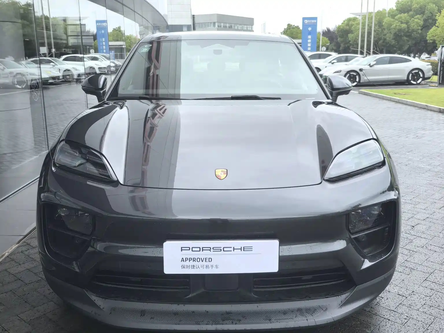 Фото 2 - Porsche Macan EV
