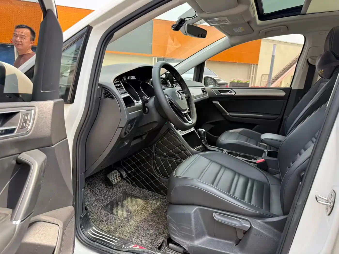 Volkswagen Touran 2018 Touran L 280TSI DSG Comfort 7-seater China V фото 6