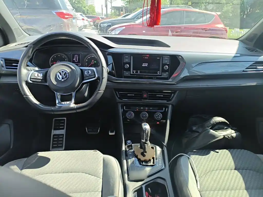 صورة 10 - Volkswagen Tharu