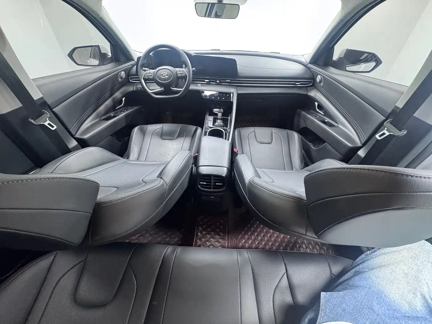 Hyundai Elantra 2022 1.5L CVT LUX Premium Edition фото 24