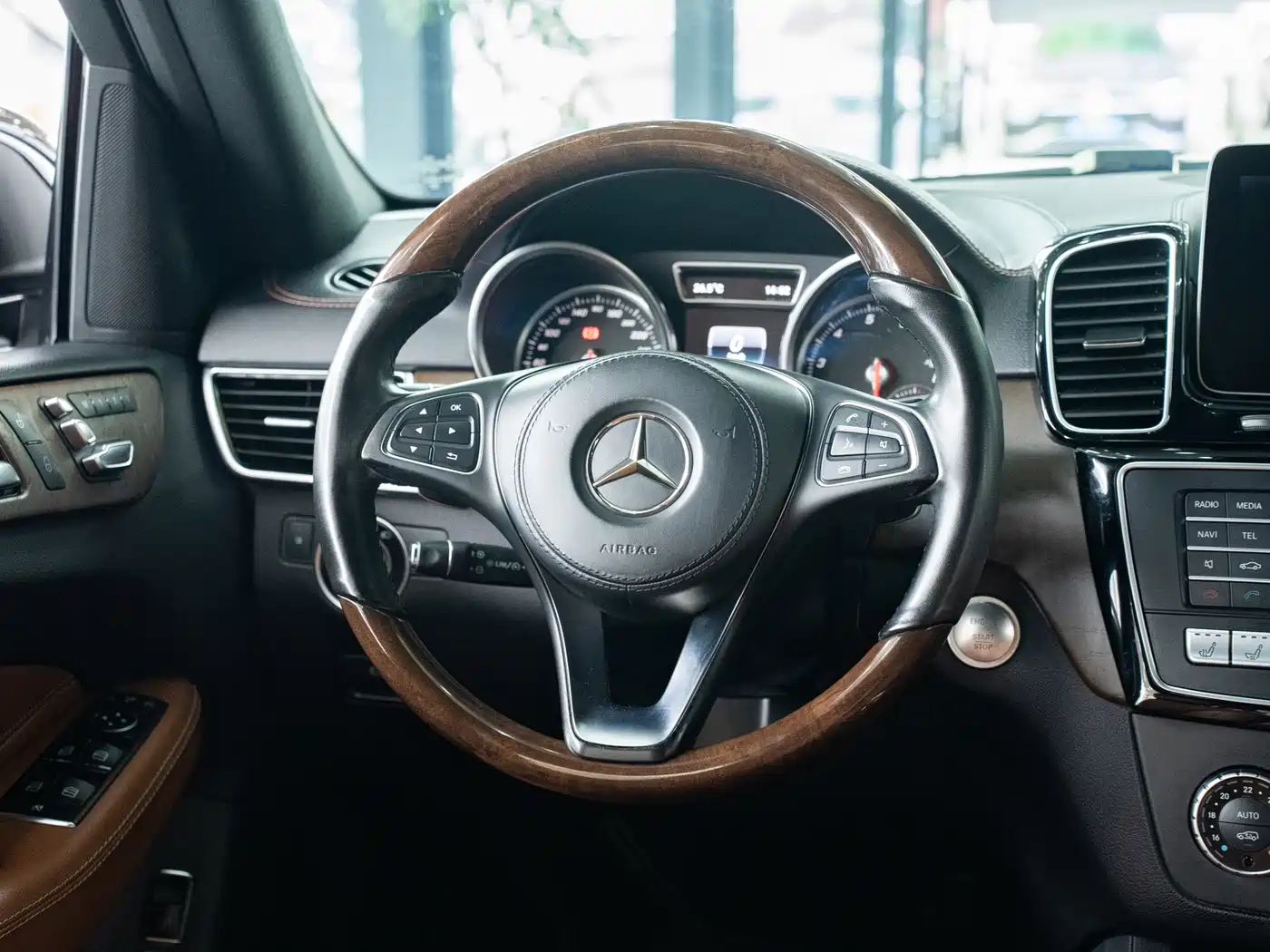Mercedes-Benz GLS 2018 GLS 400 4MATIC Luxury фото 11