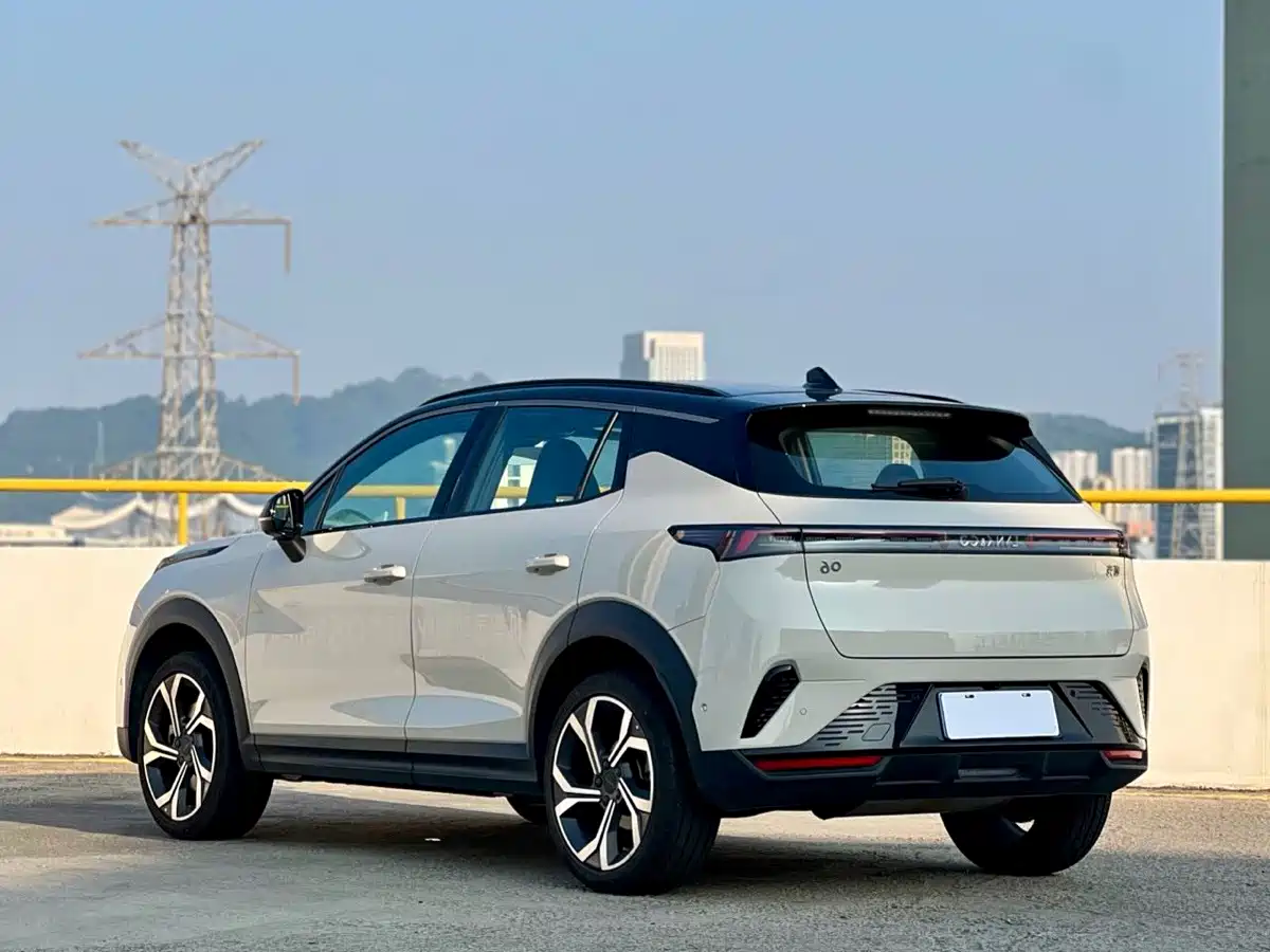 Photo 9 - Lynk & Co 06