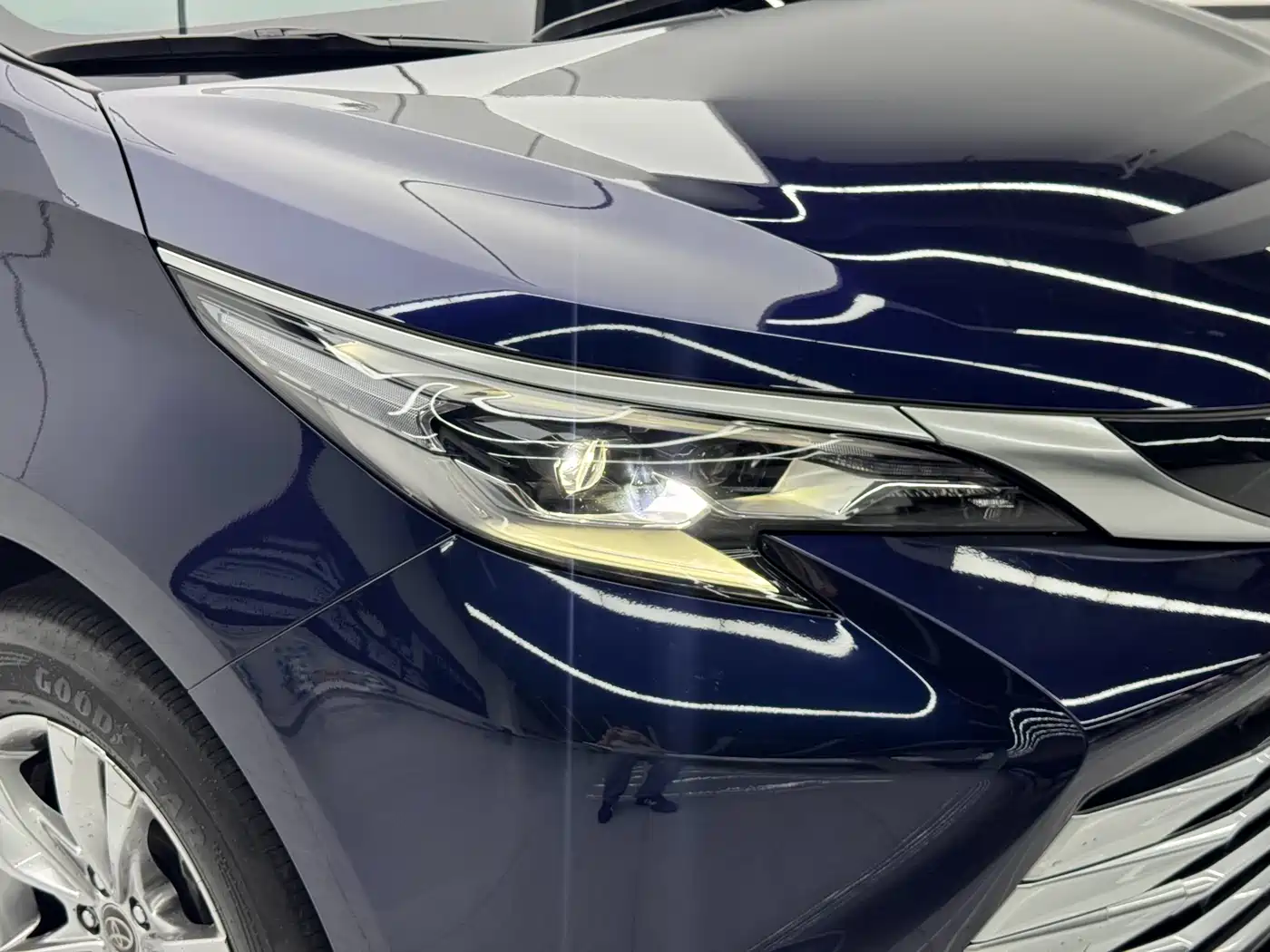 Toyota Sienna 2021 2.5L Hybrid Platinum Edition фото 6